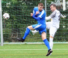 Abwehrchef Pascal Hertlein (r., gegen Igor Heizmann), der erfahrenste Spieler der gesamten Bezirksliga, fehlt dem FC Aksu seit seiner schweren Verletzung im Pokalspiel gegen Fortuna Mombach.