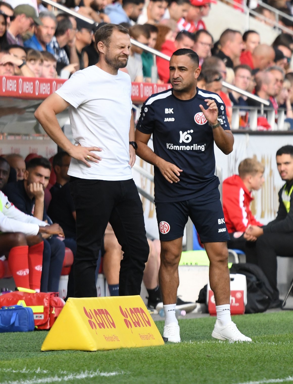 Manchmal tut's Zuschauen weh: Bo Svensson mit Kotrainer Babak Keyhanfar.