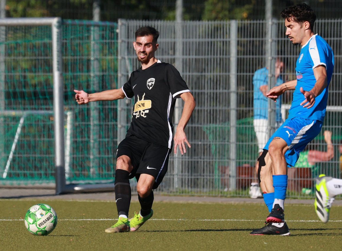 Riza Can Coban (l.) erzielte für den FC Aksu den Ausgleich zum 1:1, Pedro Teixeira Agrela (r.) rettete der Fortuna mit seinen beiden Treffern einen Punkt.