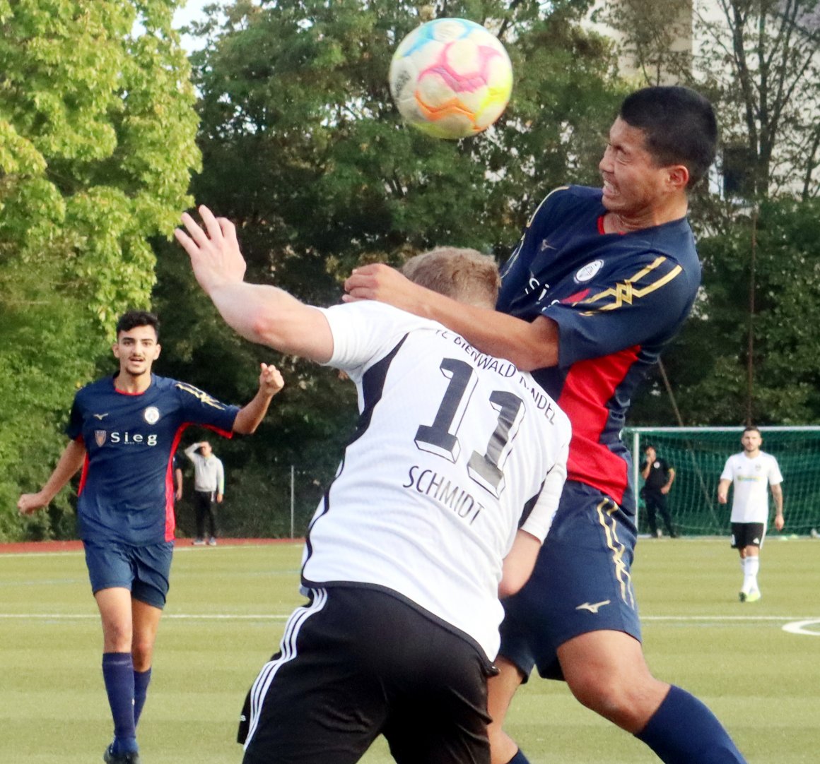 Der spätere Siegtorschütze Sera Watanabe ist im Kopfballduelle mit Bienwald-Verteidiger Aaron Schmidt siegeich, seinen Treffer erzielte der Stürmer aber vom Boden aus.