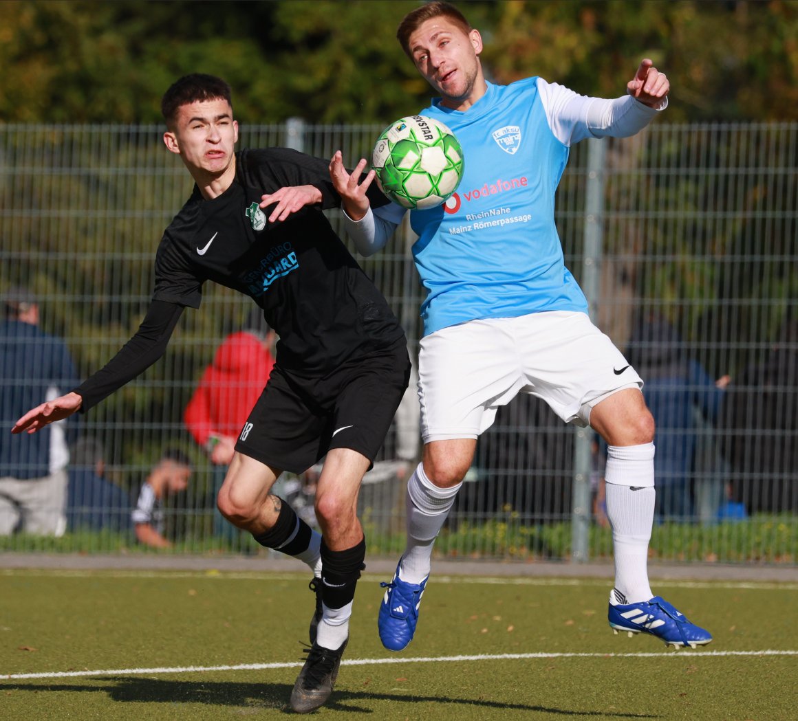 Nazar Khalymivskyi (l.), im Zweikampf mit Domenico Lombardo, traf pro Halbzeit einmal für die TuS Marienborn II beim FC Aksu...