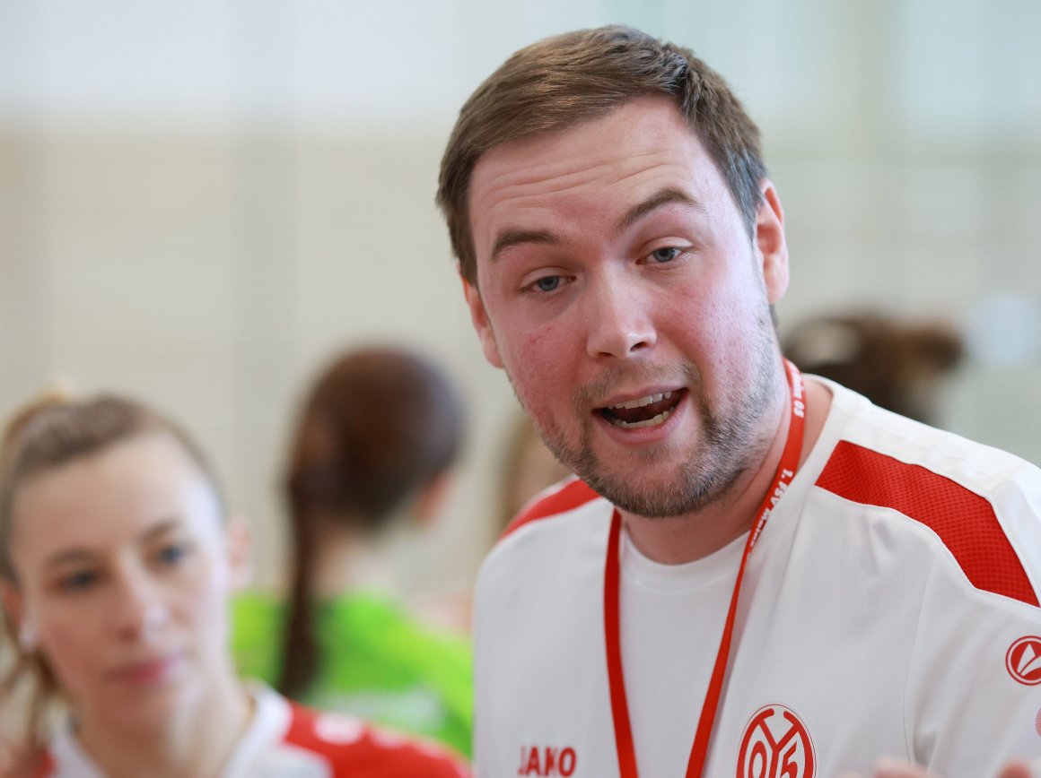 Tom Stibitzky vermag auch nach sechs Partien noch nicht einzuschätzen, ob er mit den Drittligahandballerinnen des FSV Mainz 05 II den Klassenverbleib frühzeitig und mühelos sichern wird. Die Ergebnisse in der Süd-West-Staffel gehen zu sehr durcheinander.