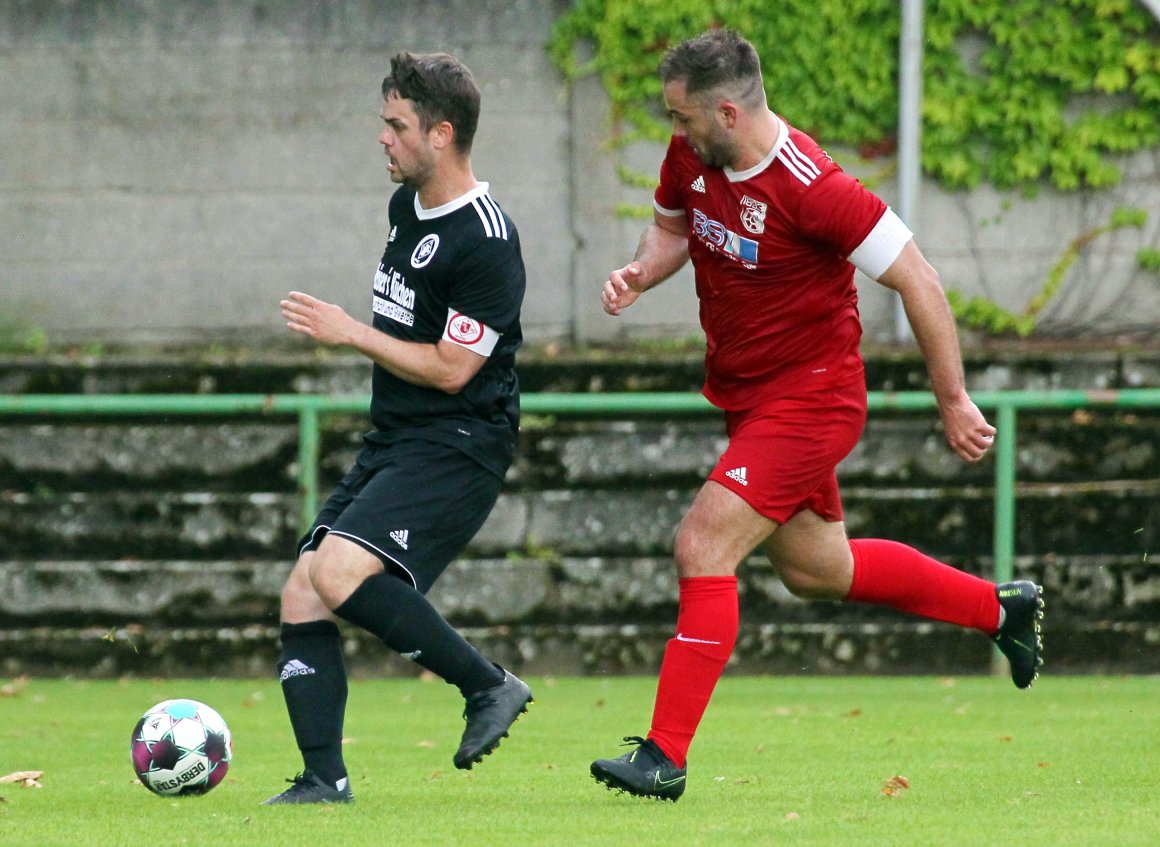 In den vergangenen Jahren waren Dennis Lang (r.) und der FSV Nieder-Olm im Kampf um die Meisterschaft immer ein Stück hintendran. In dieser Saison soll sich das ändern.