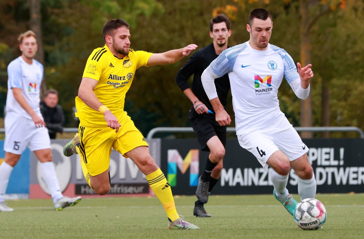 Lukas Rodwald beim dynamischen Ballvortrag. Der Gonsenheimer Sechser hat einen weiten Aktionskreis von der Absicherung bei eigenen Standards bis zum Vorstoß in den gegnerischen Strafraum.