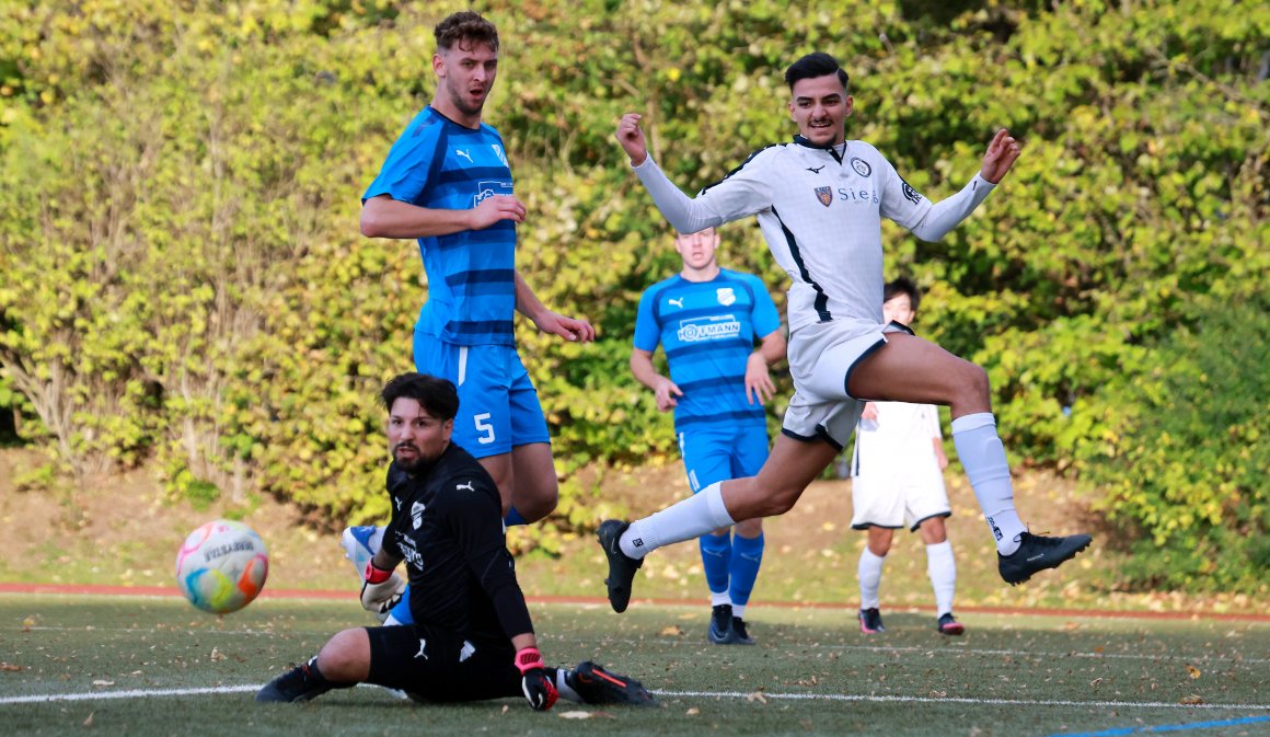 Aiman Abdelaali erzielte das 2:0 für den FC Basara gegen Jahn Zeiskam. Nicht in dieser Szene (das Foto haben wir der größeren Dynamik wegen nach vorne gestellt), sondern...