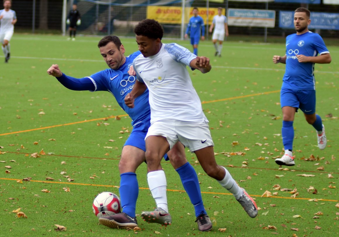 Knipser gab es nur außerhalb des Spielfelds. Hier hält einer den Zweikampf des 20 Jahre alten Rakeem Bott (r.) mit dem 38-jährigen Kreuznacher Abwehrchef Adrian Simioanca fest.