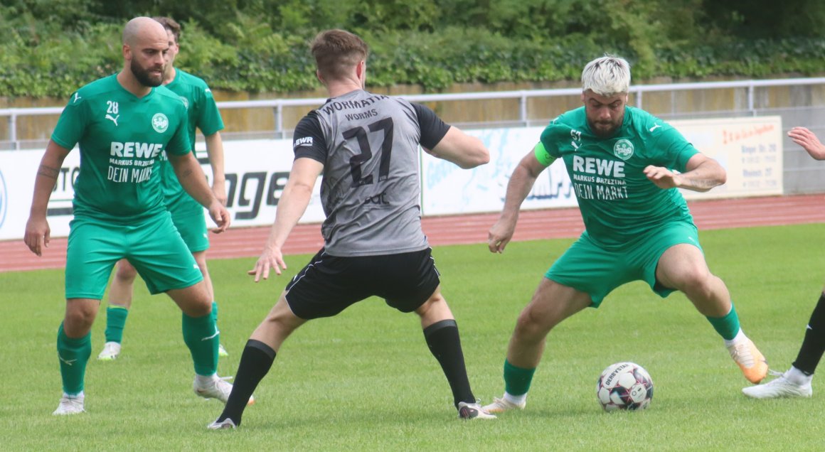 Zwei Ingelheimer Auswärtstorschützen: Sandro Zey (l.) brachte die SpVgg in Schifferstadt früh in Führung, Francesco Teodonno (r.) setzten kurz vor dem Ende den Schlusspunkt.