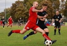 Schwer zu stoppen: Ivo Schedereit (hier gegen Domenico Lombardo) erzielte eine Viertelstunde vor Schluss das 2:0.