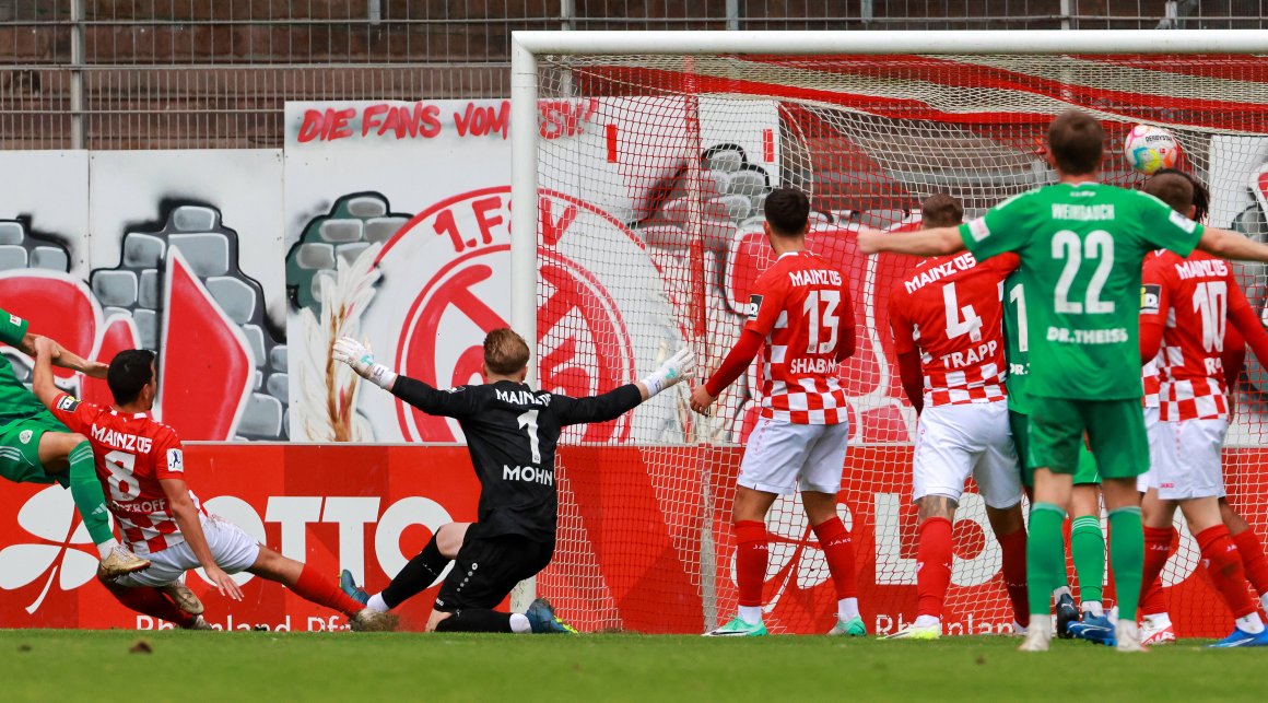 Die ersten beiden Gegentore, hier das 0:2, kassierten die Mainzer nach Homburger Eckbällen.