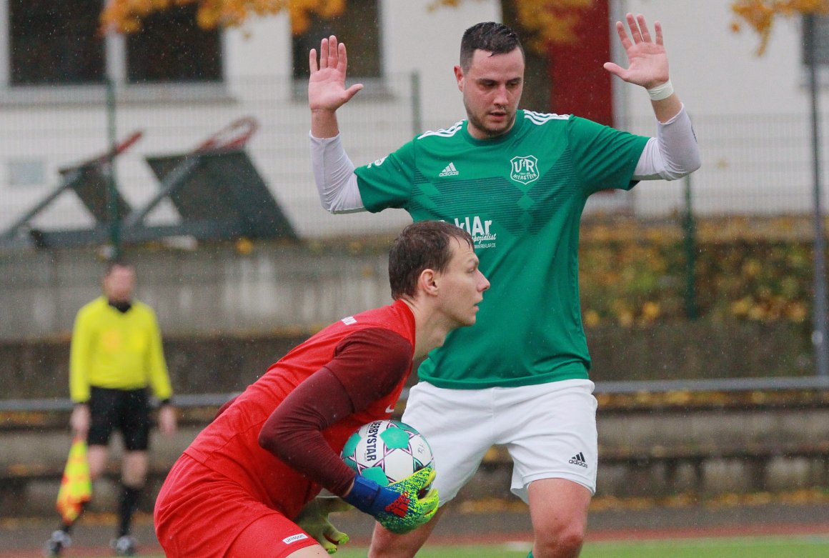 In dieser Szene kommt der Niersteiner Pascal Ries gegen Benedict Martens zu spät, kurz vor der Pause erzielte er das 2:3.