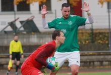 In dieser Szene kommt der Niersteiner Pascal Ries gegen Benedict Martens zu spät, kurz vor der Pause erzielte er das 2:3.