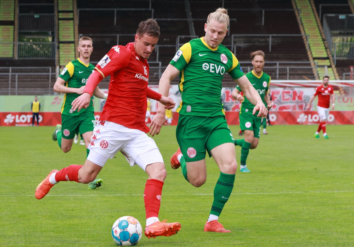 Beim jüngsten Kräftemessen mit Kickers Offenbach waren Keanu Kraft  (l.)  und die Mainzer U23 am Bruchweg mit 2:0 erfolgreich. Ihr bisher letzter Sieg am Bieberer Berg liegt bereits vier Jahre zurück.