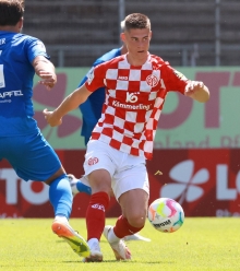 Danny Schmidt hat in Offenbach trotz eines Handbruchs 70 Minuten gespielt, nun muss der Stürmer allerdings erst einmal aussetzen.