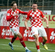 Da kann man schon mal eskalieren: Marcus Müller (r.) erzielte in der letzte Minute der Nachspielzeit den Siegtreffer gegen die TuS Koblenz, Marc Richter kann es nicht fassen.