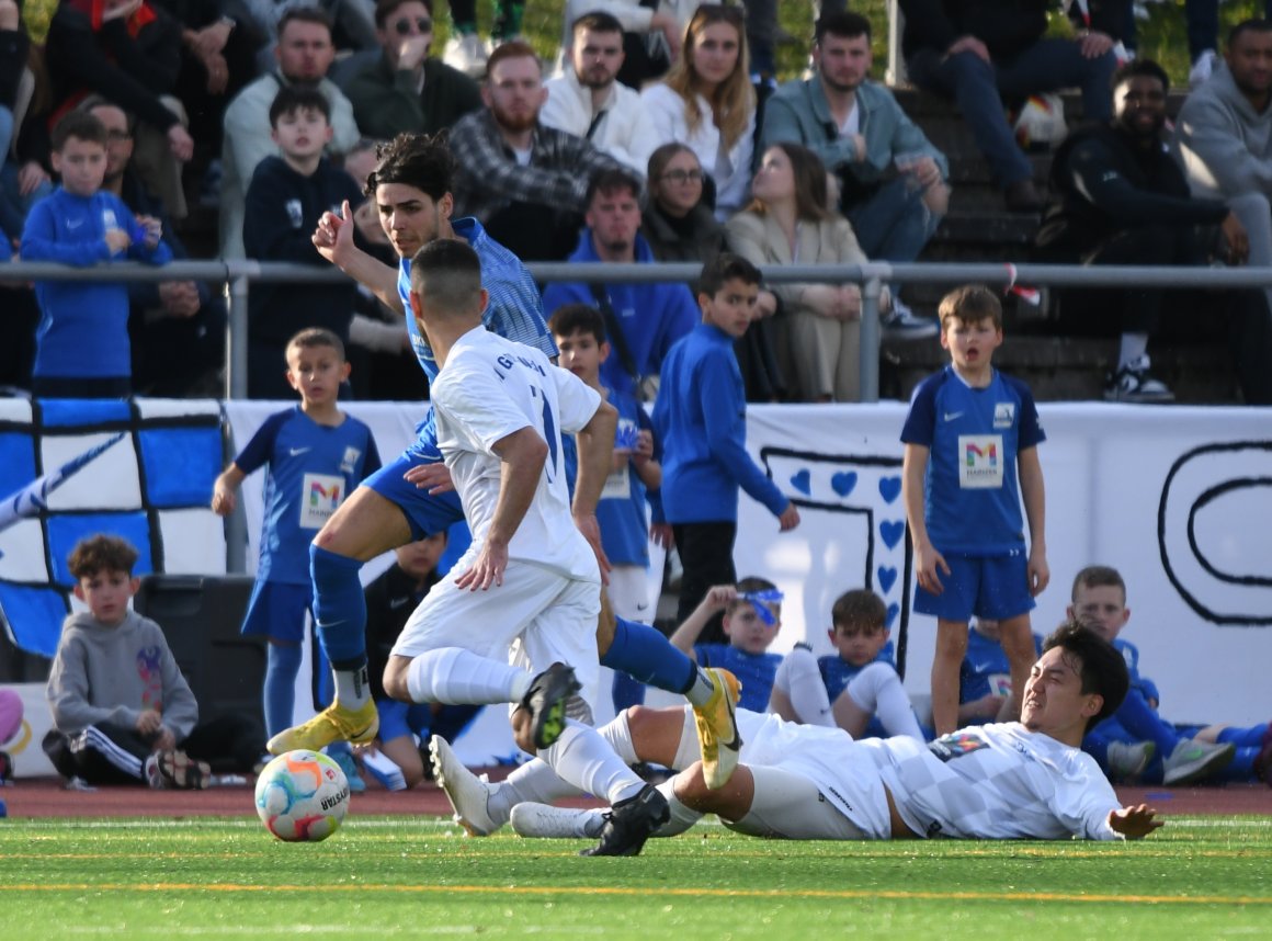 Zu einer Neuauflage des Halbfinals zwischen dem TSV Schott (l. Etienne Portmann) und dem SV Gonsenheim (r. Mehmet Yildiz) kommt es nicht. Im Endspiel aber können die Mainzer Klubs aufeinandertreffen.