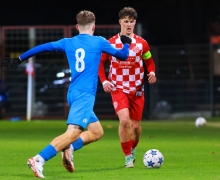 Daniel Gleiber (r.) übt nach dem Training Freistöße. Nicht vergebens, wie sein Treffer zum 1:1 gegen Dinamo Minsk zeigte.