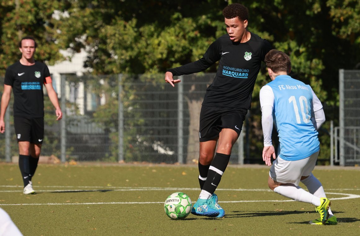 Robin Lampert (am Ball) will am Sonntag mit der jüngsten Mannschaft der Liga dem Tabellenführer ein Bein stellen.