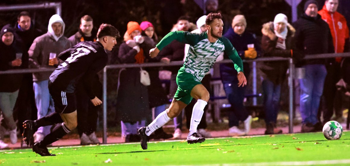 Für Jonas Hofmann (r.) und die TuS Marienborn sah es lange nach einem Punktgewinn gegen den Tabellenführer aus. Bis zur siebten Minute der Nachspielzeit.