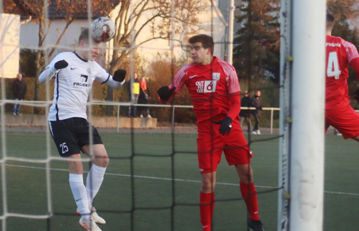 Die Entscheidung: Auch wenn er den Innenverteidiger beim VfB gibt, gilt Adrian Ziewers, der hier das 3:1 köpft, nicht als Kopfballungeheuer, aber so frei darf man dann auch mal mit ein paar Zentimetern weniger treffen...