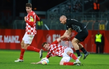 Einer darf mitmischen, einer muss zuschauen: Juraj Hartmann (l.) kassierte im jüngsten Spiel der U23 gegen Hessen Kassel die fünfte Gelbe Karte, Denis Linsmayer darf dagegen am Sonntag versuchen, die Offensive der Stuttgarter Kickers auszubrensen.