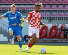 Kaum hatte das Spiel begonnen, erzielte Justin Seven das erste Tor der Nachholpartie in Haiger, zugleich sein erstes Tor für die Mainzer U23.