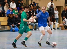 Verbandsliga gegen Landesliga hieß es im Finale des Bodenheimer Hallenturnieres. Die nominell favorisierte TSG Bretzenheim 46 (r. Florian Maaß) unterlag dabei der SpVgg Ingelheim (l. Leon Reitemeyer) mit 1:2.