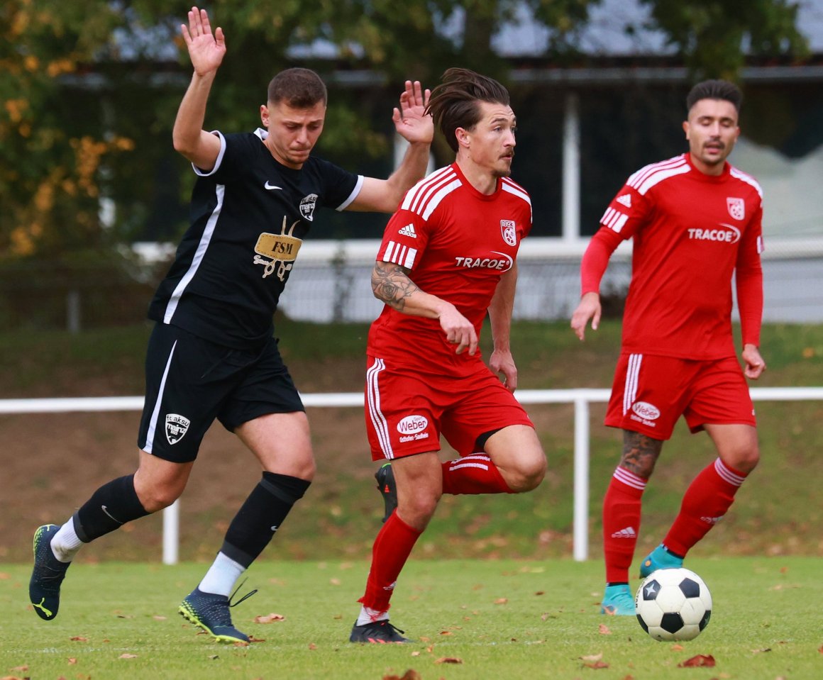 Kevin Schuhmacher (M.) will mit dem FSV Nieder-Olm am Sonntag gegen Fortuna Mombach gewinnen.