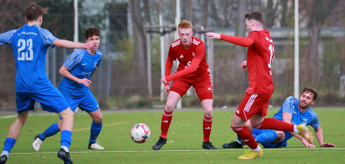 Den Toptorjäger der Liga, Florian Zimmer (Mitte), und seinen Kollegen Philipp Schneider sollte am besten schon das TSG-Mittelfeld (r. Johann Felker, 2. v. l. Luis McColgan) aufhalten.