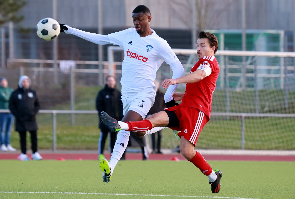 Ein intensives Spiel mit vielen Torabschlüssen lieferten sich der FSV Nieder-Olm (r. Kevin Schuhmacher) und Fortuna Mombach (l. Wilson Wilfried Nzientebong).