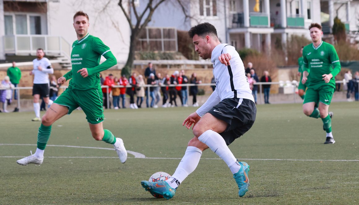 Zweiter Auftritt, erster Anfangselfeinsatz für den Ex-Profi im VfB-Team: Mounir Bouziane stellte mit Calvin Faßnacht zusammen den Doppelsturm.