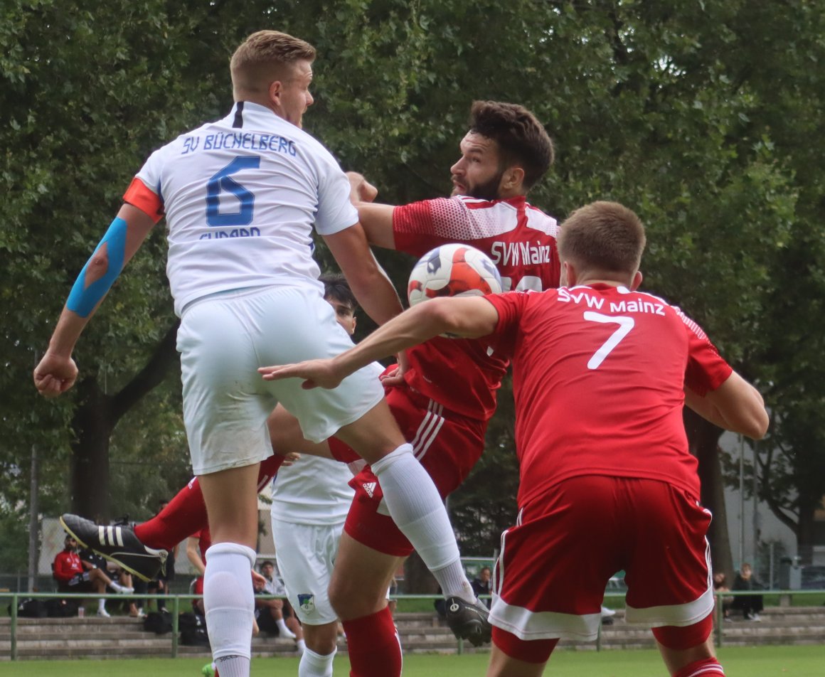 Viel näher dran am Gegner als beim 0:4 auf dem eigenen Platz waren Yannick Lehmann und Thomas Mirkes (v. r.) beim Wiedersehen mit dem SV Büchelberg. Eine Niederlage gab es dennoch erneut.