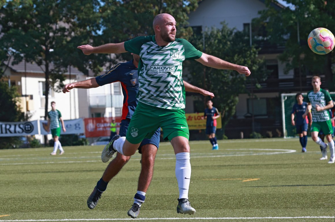 Synchron bewegen sich die TuS Marienborn (v. Marc Beck) und der FC Basara in dieser Saison ganz und gar nicht. Auch nicht im ersten Derby, das mit 3:0 an die Japaner ging.