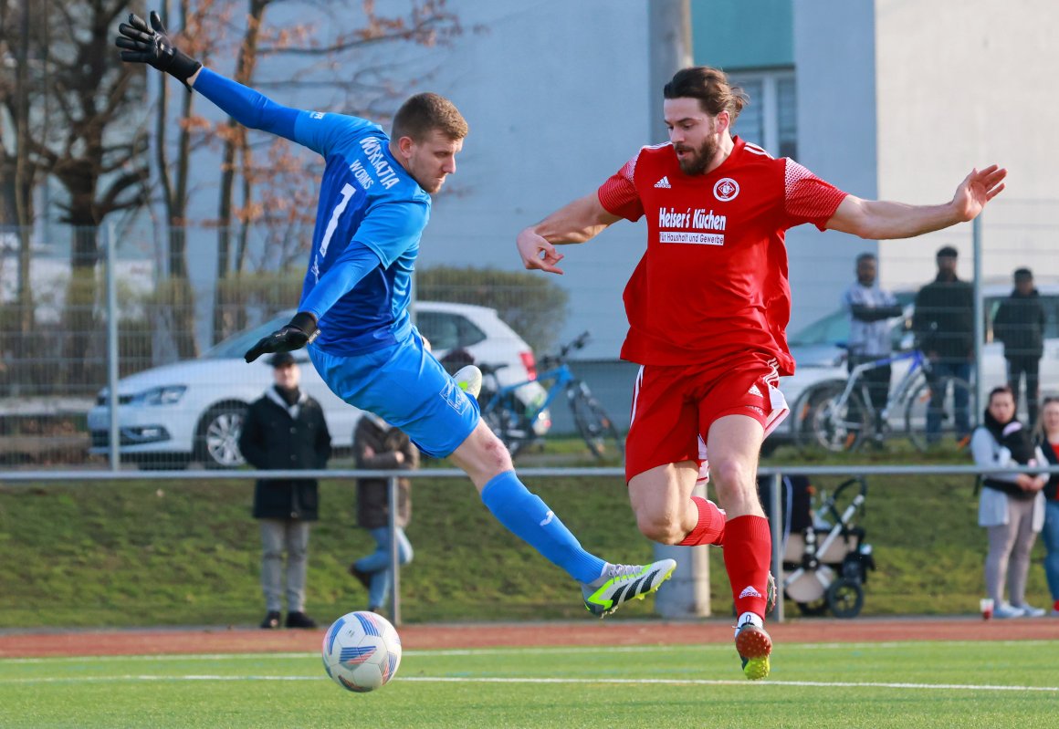 Patrick Wagner bleibt im Eins-gegen-eins mit Gästetorwart Yannick Seltzer Sieger und erzielt das 3:1.