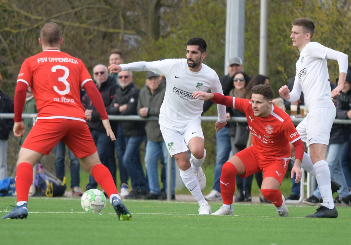 Balcan Sari (M.) gelang mit dem 1:0 gegen den FSV Offenbach sein erstes Tor im TuS-Trikot...