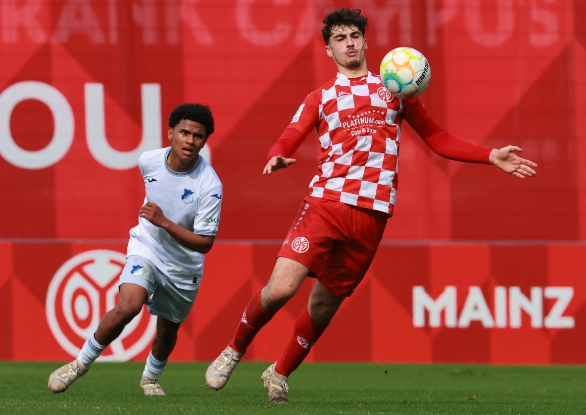 Maxim Dal fängt den Ball vor Blessing Makanda ab, der von 2018 bis 2021 ebenfalls das 05-Trikot trug und jetzt an alter Stätte mit der TSG Hoffenheim ins Pokalfinale einzog.