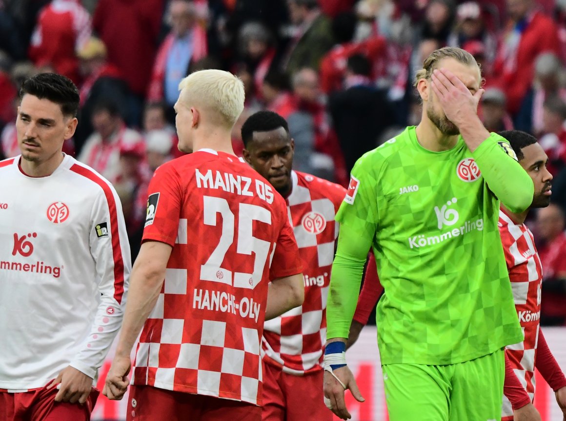 Robin Zentner schlägt die Hand vors Gesicht. Sein Foul in der Nachspielzeit führte zum Elfmeter zum 1:1.