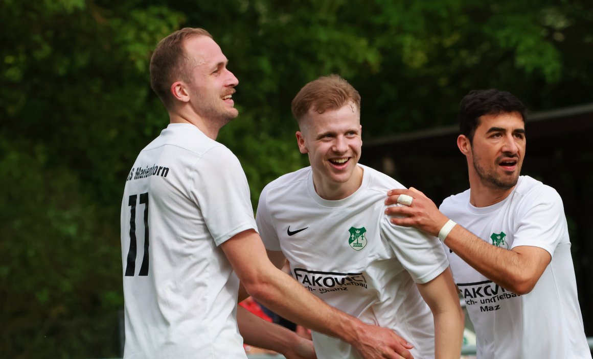 Mit Deniz Cinars freuten sich Alexander Rimoldi (l.) und Antonio Serratore (r.) über dessen drittes Saisontor zum 2:0. Mal auf Augenhöhe...