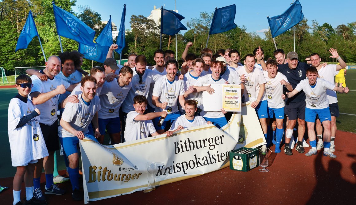 Finde den Pokal... Die 46er freuten sich auch mit einem Glas als Ersatz über den ersten Titel in dieser Saison.