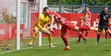 Ein Tor zum Abschied: Danny Schmidt köpft nach einer verlängerten Ecke zum zweiten Treffer gegen Kickers Offenbach ein, sein letzter Treffer im 05-Trikot im Bruchwegstadion.  