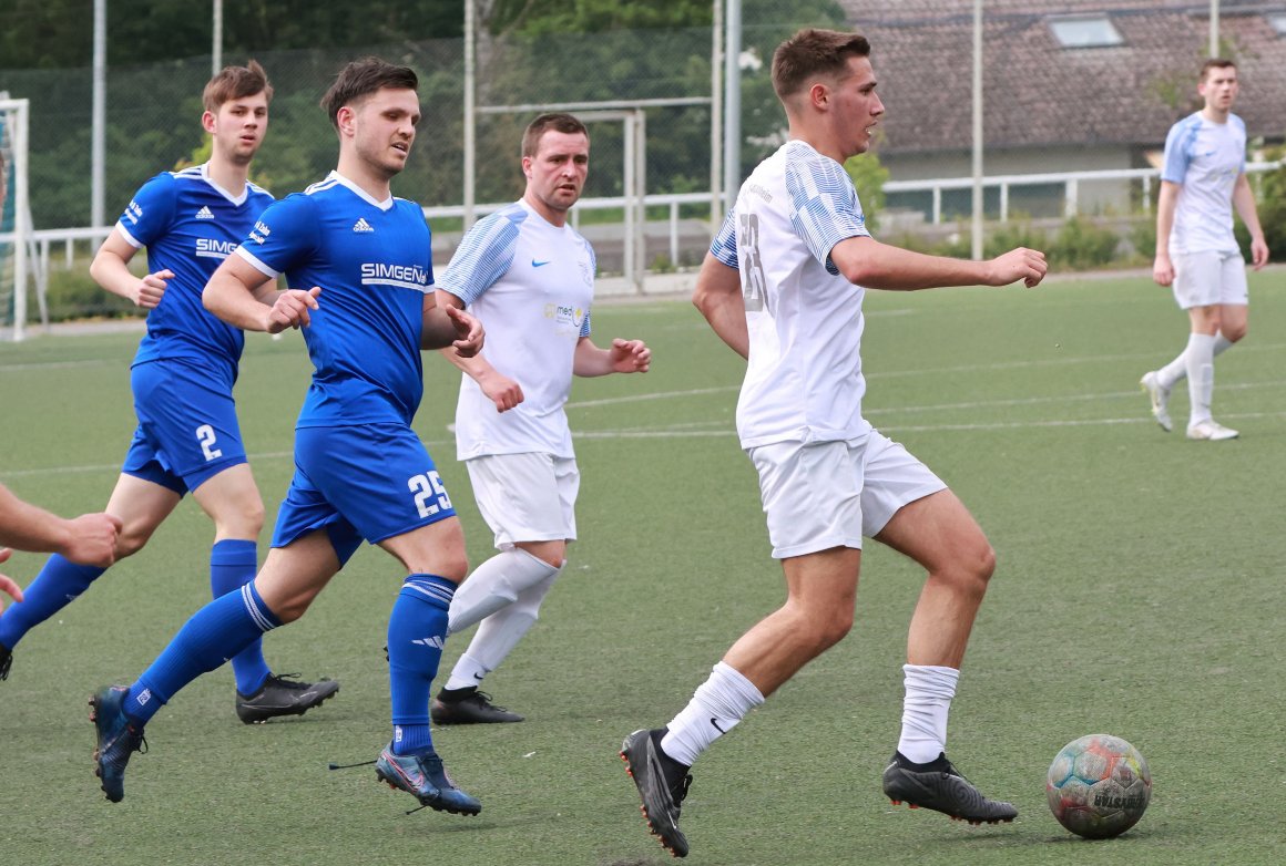 Vor genau einem Jahr scheiterte Nick Zimmermann (am Ball) mit der TSG 46 im letzten Heimspiel am damaligen Mttelfeldteam TuS Hohencken. Diesmal wie damals geht es für die Bretzenheimer noch um Punkte gegen den Abstieg.