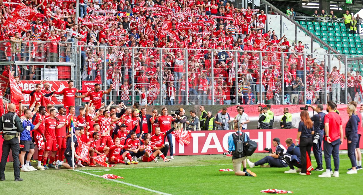 Olé Fiesta in Wolfsburg: Im und vor dem Mainzer Fanblock herrschte am Samstag Partystimmung.