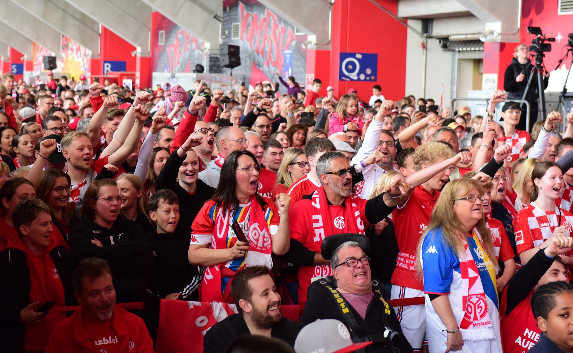 Rund 6000 Fans hatten die 05er am Samstag nach Wolfsburg begleitet und das Auswärts- zu einem Heimspiel gemacht...
