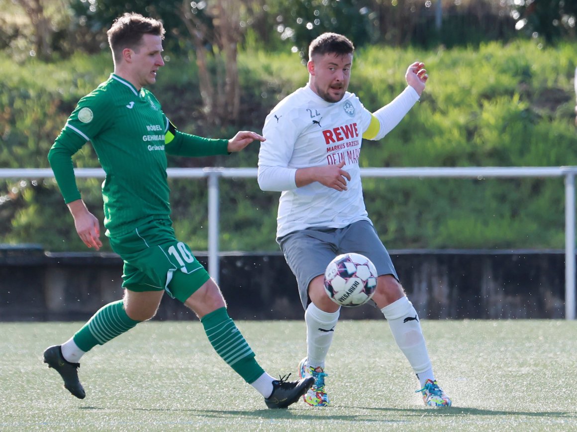 Lukas Pieper (r.), bei der SpVgg Ingelheim derzeit als Linksverteidiger eingesetzt, hatte nach der schnellen und deutlichen Führung in Fußgönheim mehr Probleme mit dem Angriff des Absteigers, als es zunächst aussah.