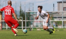 Nach vier Treffern in Schwabsburg steht der Zornheimer Luis Spang (r.) bei 30 Saisontoren und mit seiner Mannschaft dicht vor den Aufstiegsspielen. Der 1.FC Nackenheim (l. Dogan Serti) wird vermutlich das Nachsehen haben. 