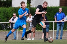 Ein letzter dynamischer Auftritt sollte Landesliga-Tabellenführer VfB Bodenheim (r. Roman Meyenburger) genügen, um gegen den TuS Knittelsheim mindestens den einen fehlenden Punkt zu Meisterschaft und Aufstieg einzusammeln. Die Feier ist vorbereitet.