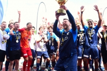 Schnellster Mann auf dem Platz und Feierbiest: Silas Schwarz stemmt den Pokal vor dem Schott-Fanblock in die Höhe.