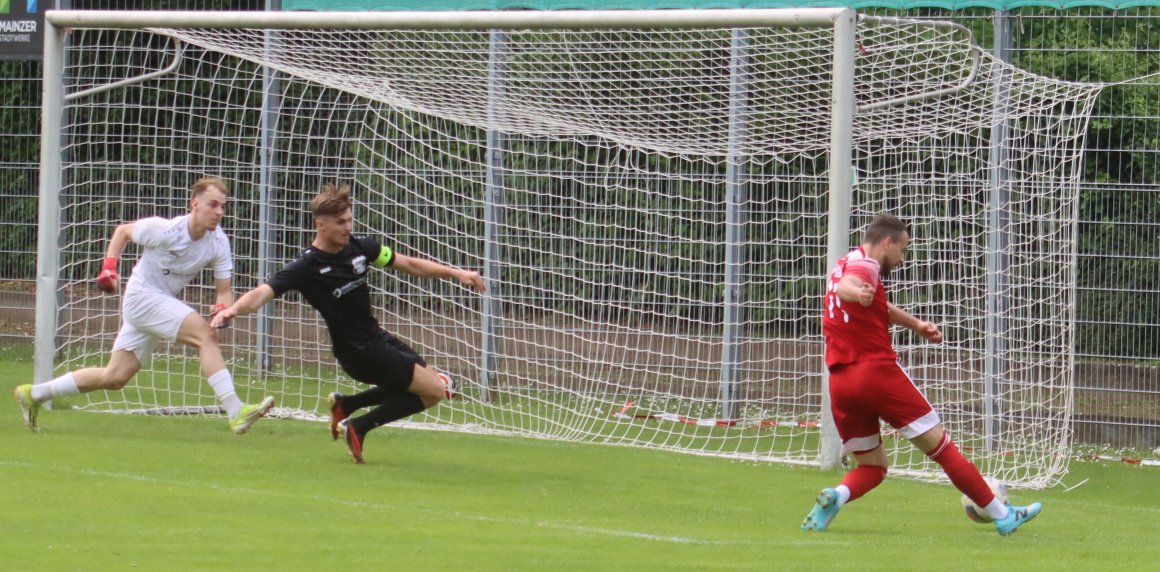 Das musste eigentlich bereits vor der Pause der Führungstreffer für die SVW Mainz sein, doch Tim Gabel (r.) setzt den Ball ans Außennetz.