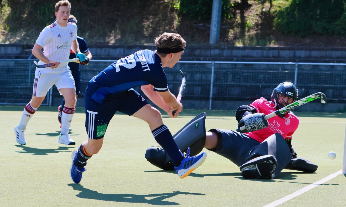 Tim Hoffmann taucht in einem nicht optimalen Winkel vor dem Gästetor auf, kann den Ball daher nicht im Tor unterbringen.