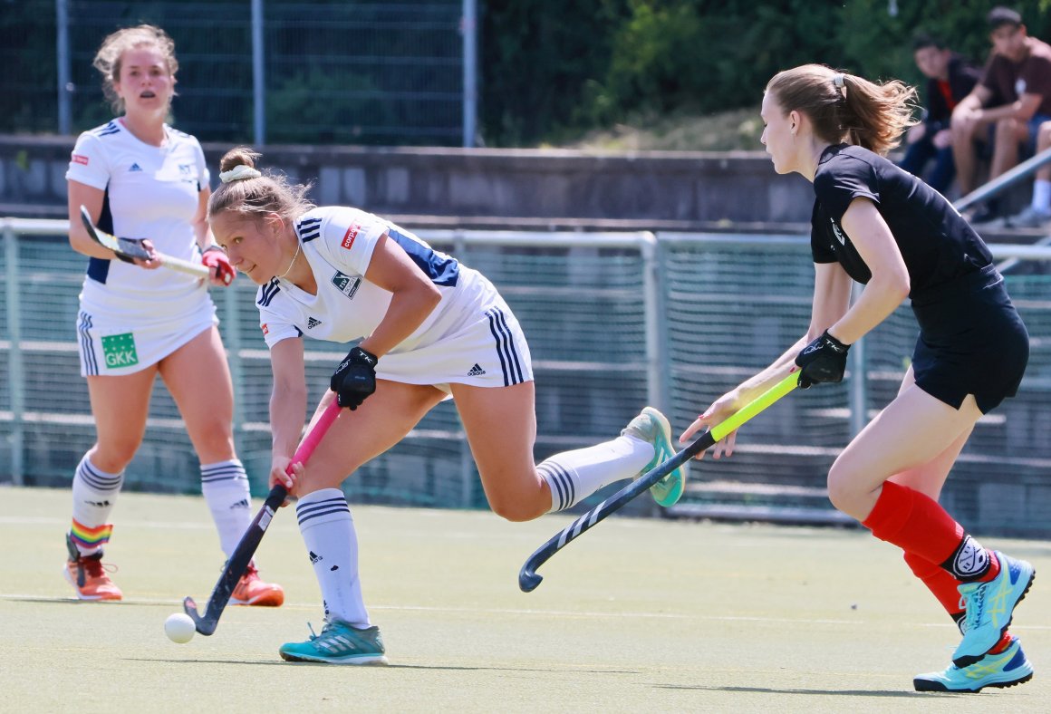 Deborah Schimmöller ist beim TSV dafür zuständig, den Ball vom Mittelfeld vor das Tor zu bringen.