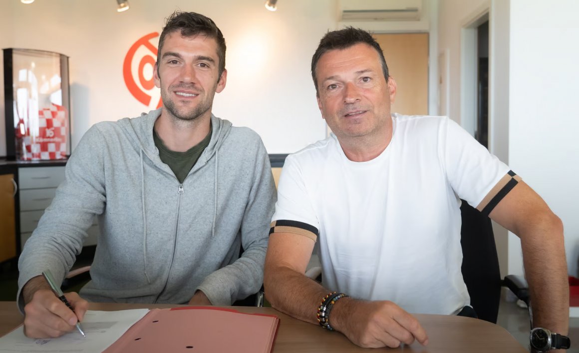 05-Sportvorstand Christian Heidel (r.) hat den Vertrag mit dem dienstältesten Spieler seines Vereins verlängert, Stefan Bell ist zuversichtlich, sich nach seiner Erkrankung wieder heranzuarbeiten an das Bundesligateam.